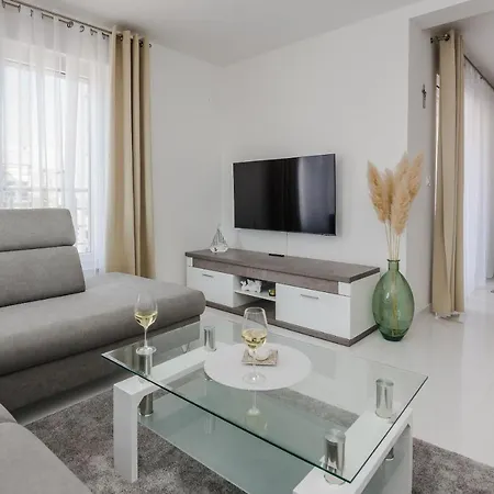 Gavran Apartment *